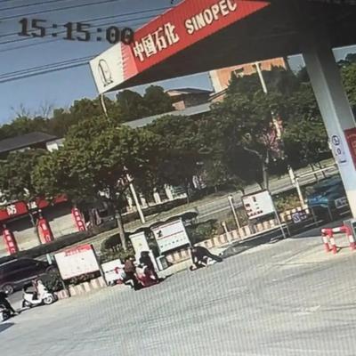 🐒四川，洗车场插队还推倒60岁老人致骨折，男子当场红了眼：打我妈绝对不行！ 