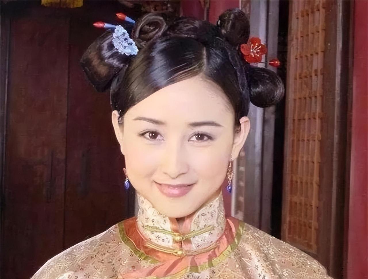 1643年，多尔衮为了孝庄放弃争夺皇位，他的侧福晋明珠妒嫉得发狂。盛京的秋夜