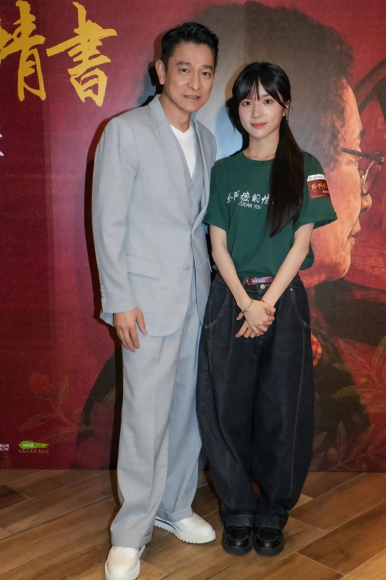 左边是刘德华，1961年出生，身高174cm。右边是李思潼，2004年出生，身