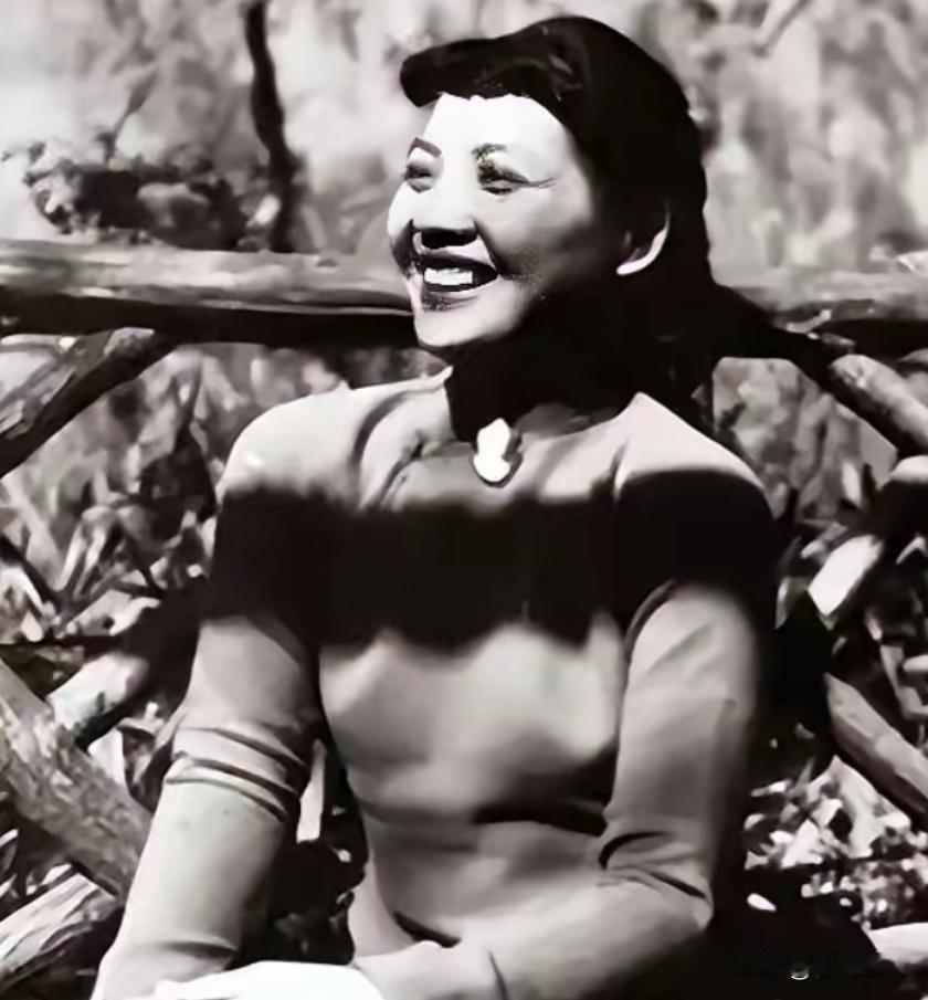 她是最不像特工的女地下党，当年党组织派她潜伏南京，没想到她却打了三年麻将，每天她