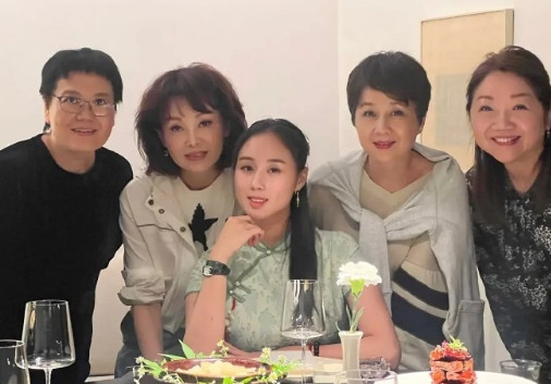 澳门偶遇四太，娃娃脸打扮休闲显年轻难怪当年赌王第一眼就喜欢她！​​​