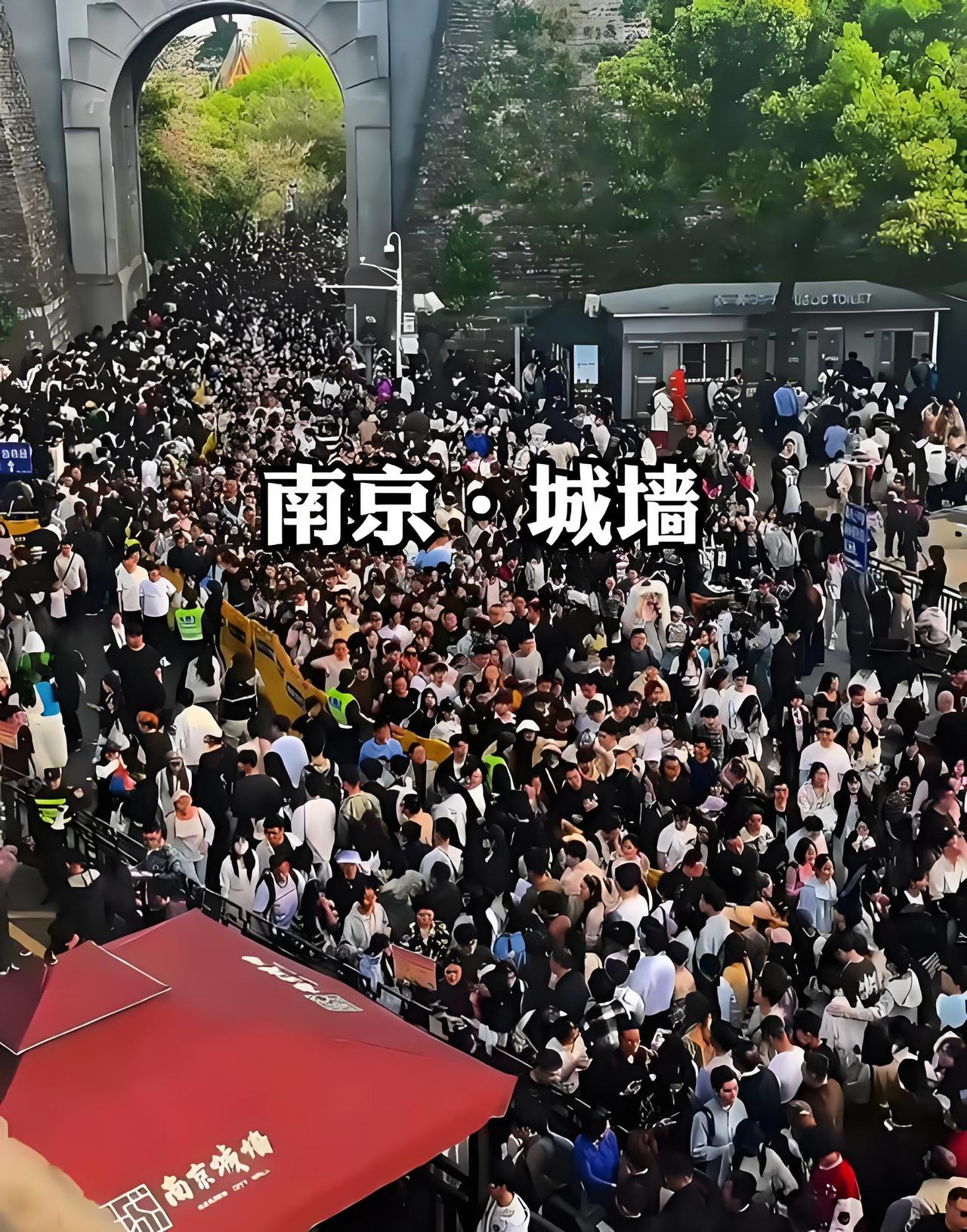 重庆的一些自媒体很会拉气氛，每年的五一、十一，放假第一天都会发一张洪崖洞人山人海