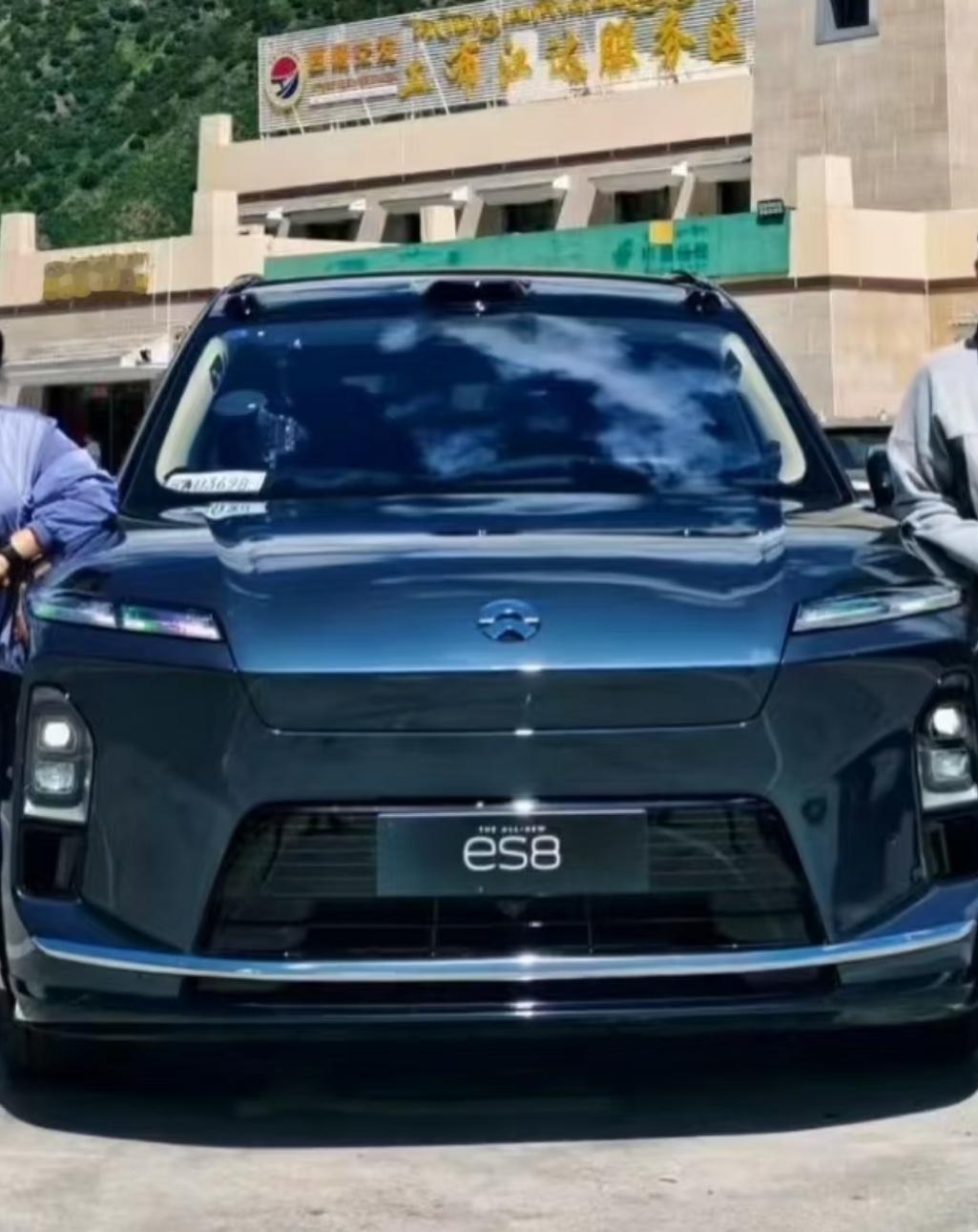 蔚来第三代ES8的前脸很霸气，整个轮廓也挺像仰望用的“鼎”的，很有张力和支撑感。