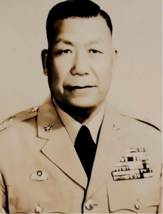 1949年，蒋介石下令炸废青岛，刘安祺接令后沉默不语，转头却把亲信叫进屋里，关上