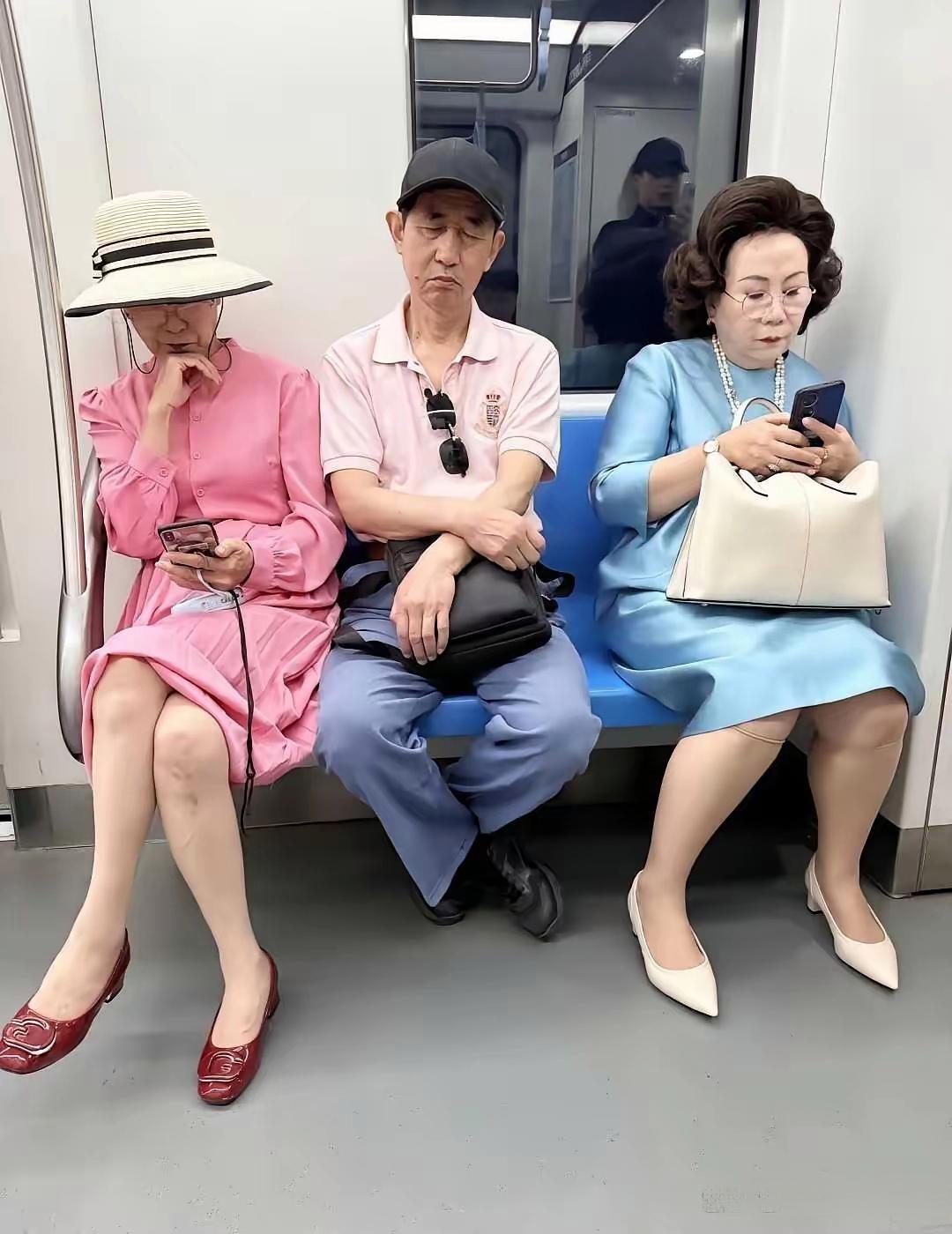 地铁这一幕太养眼！精致真的刻在上海阿姨骨子里地铁里随手拍到这一幕，瞬间被两