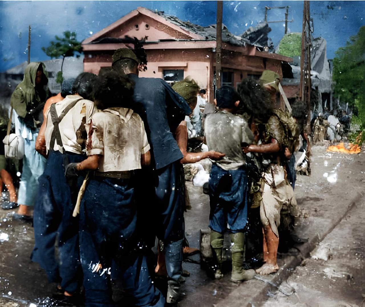 1945年，广岛原子弹爆炸十分钟后的街头，房屋墙体破损、满目疮痍，马路上聚集的幸