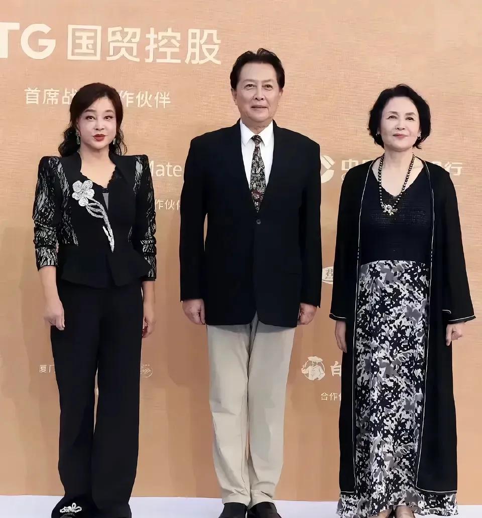 刘晓庆这是得罪摄影师了吗？怎么被拍出这副模样呀，看着五大三粗的，脸都肿了！右