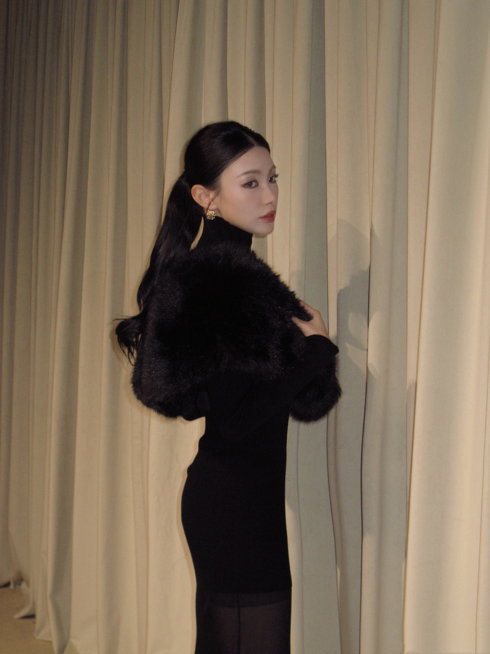 戴萌上海时装周看秀，黑色裙装，丝袜妆造好美。戴萌