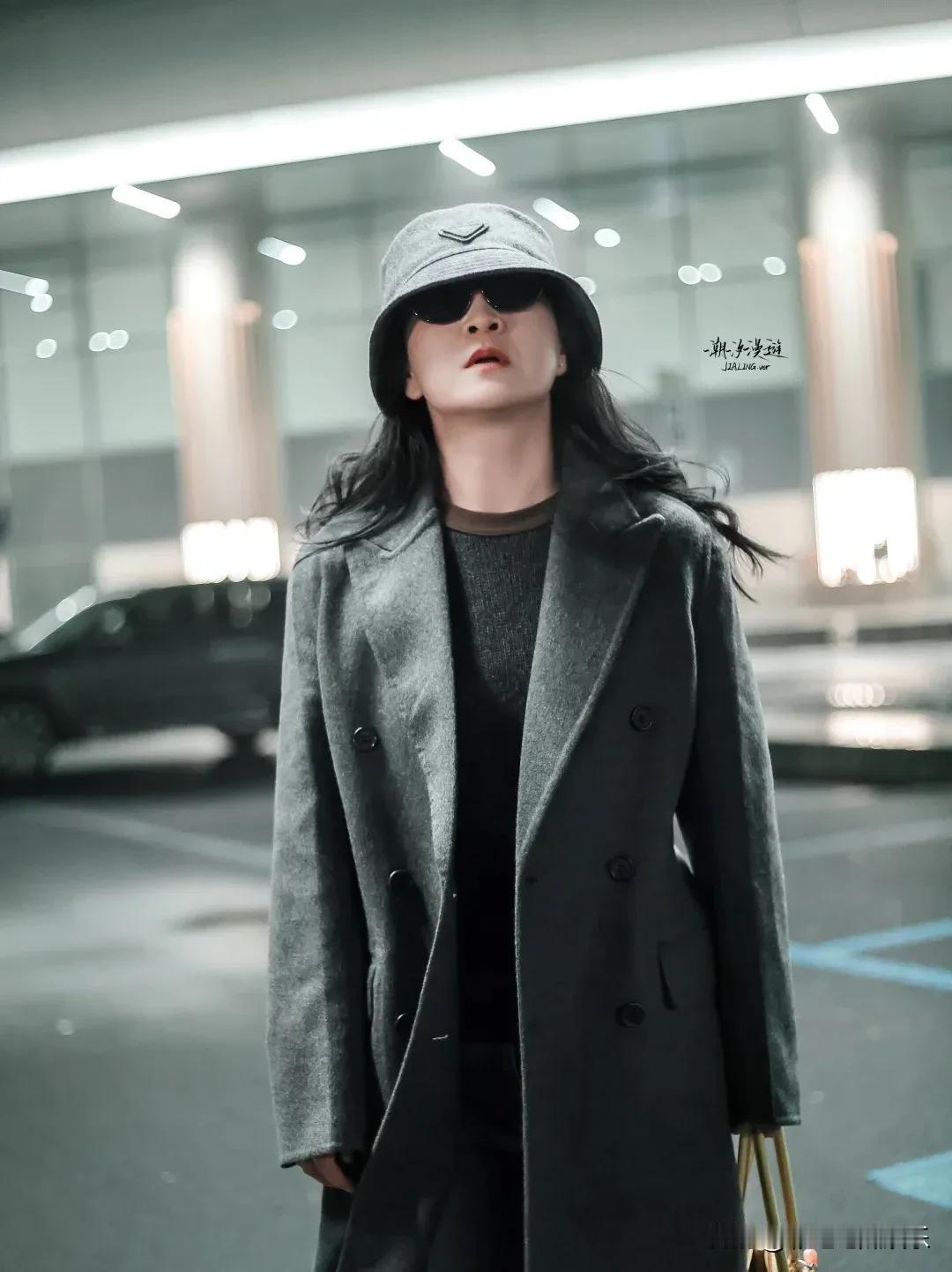 贾玲最新露面照，她出发去了米兰时装周，体重没有反弹，气场全开女王范儿十足。贾