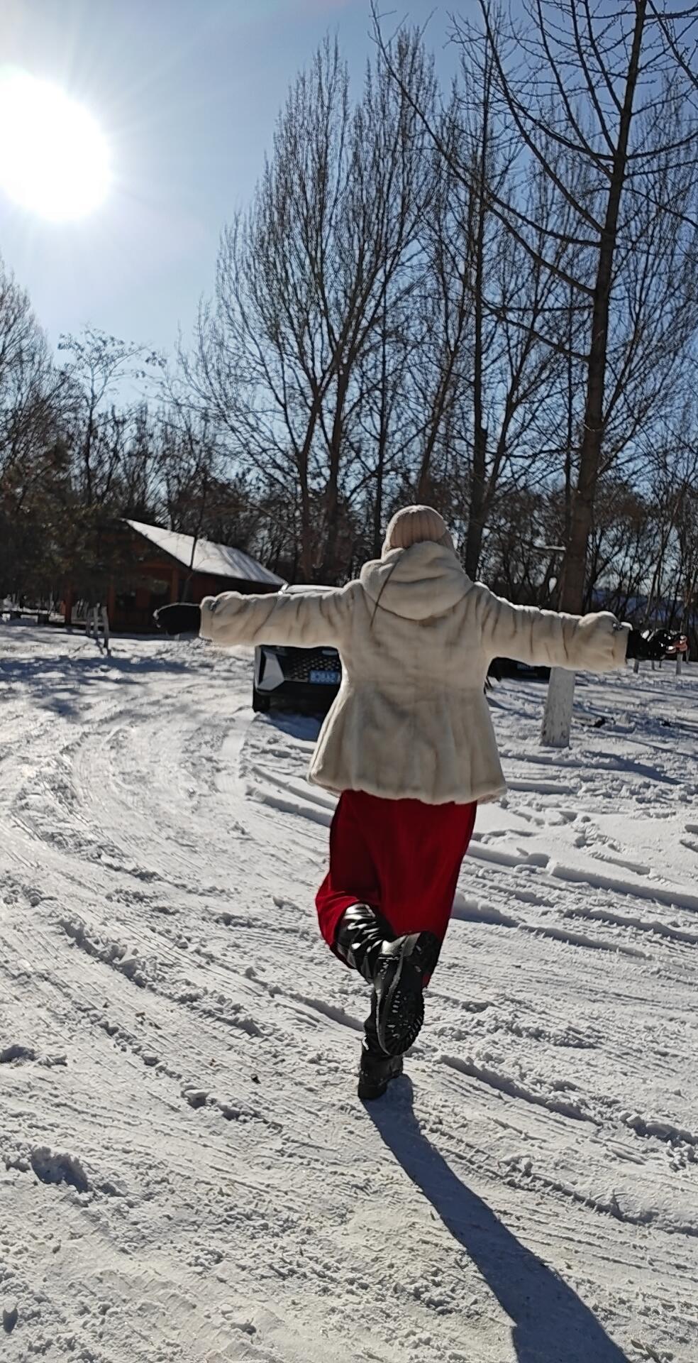 家人们姐姐们晚上好，我是姗姗。今天得跟大家请个假，嗓子疼得厉害，说话都费劲儿，