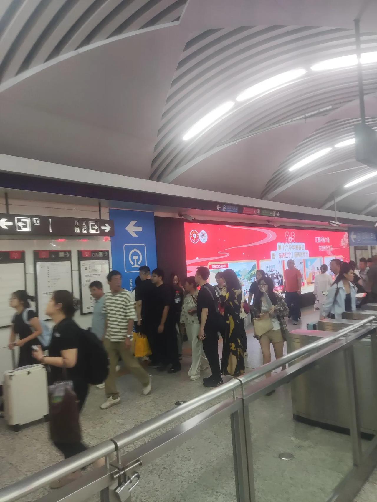 沈阳地铁人气真的爆棚！今天从中街站坐1号线到沈阳站，一路上都是人潮汹涌，特别是