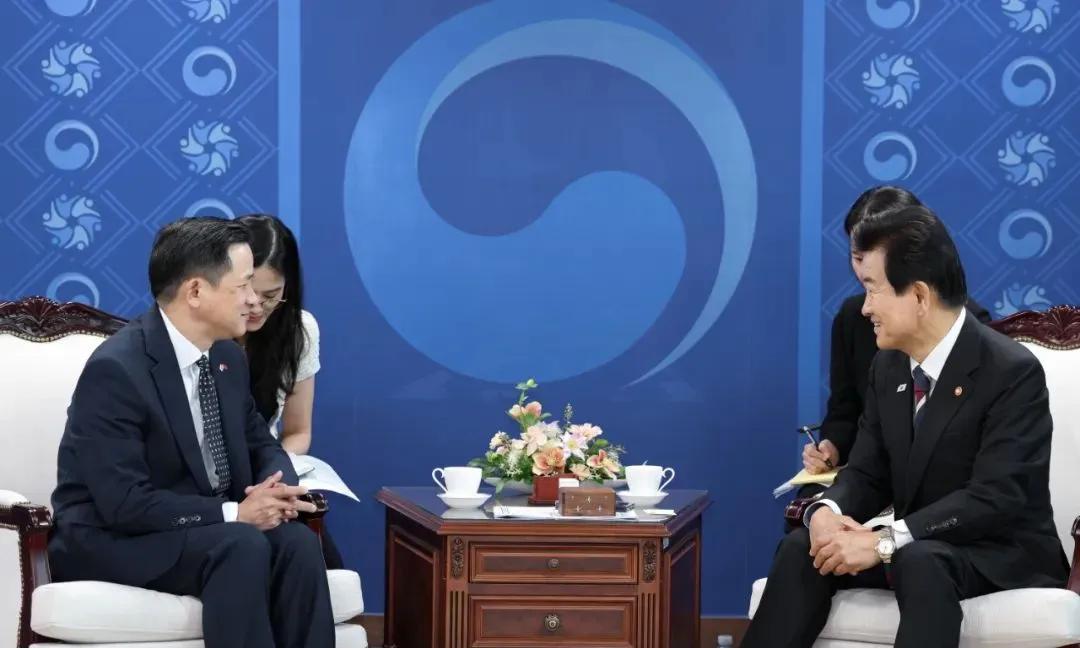 戴大使今天会见了韩国统一部部长郑东泳，请注意4点：1、郑东泳党内资格非常老，是当