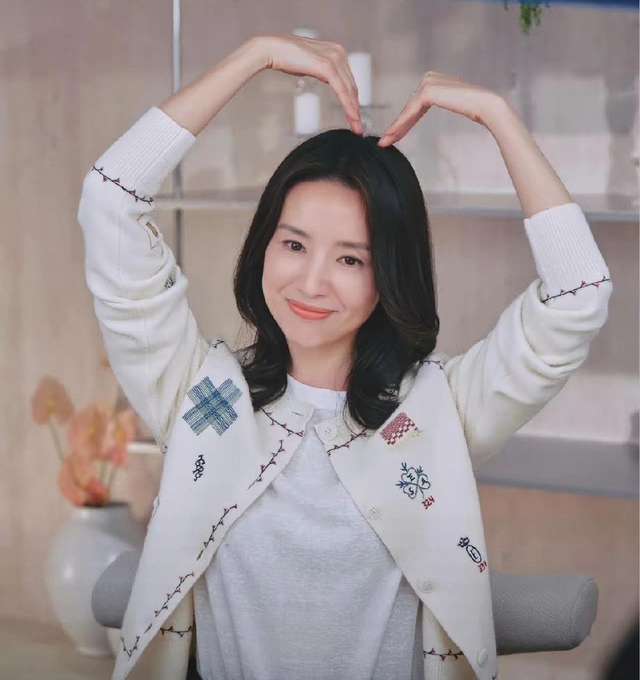 董洁46岁生日晒照，笑容灿烂状态超好，未见儿子顶顶引热议4月1