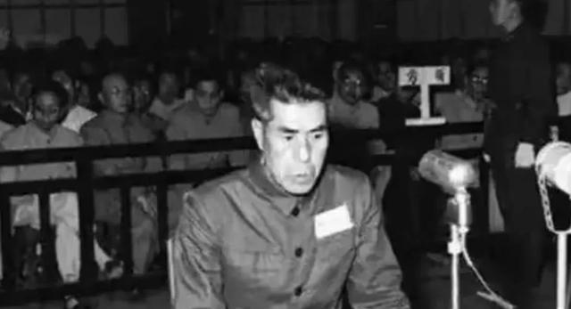 1957年，许世友将军的警卫连长去上海出差，和一男人擦肩而过，军人的警觉，让他猛