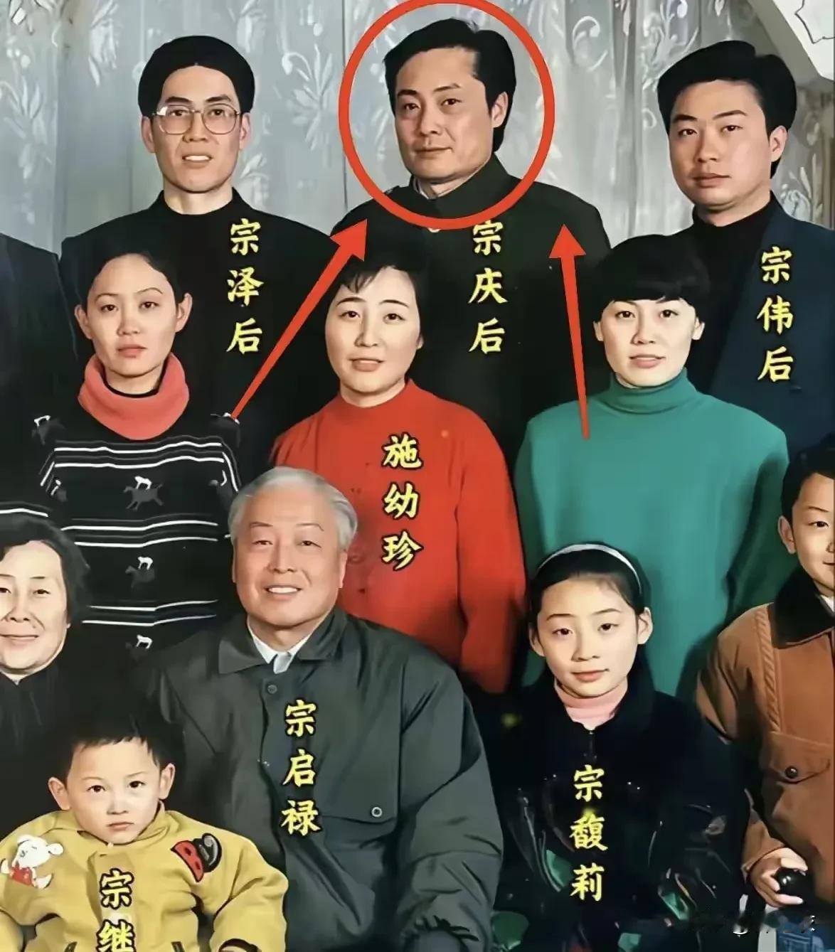 有网友说，宗庆后家的故事真的好适合拍成短剧啊，可怜的娃，后妈当家，不得不下乡，好