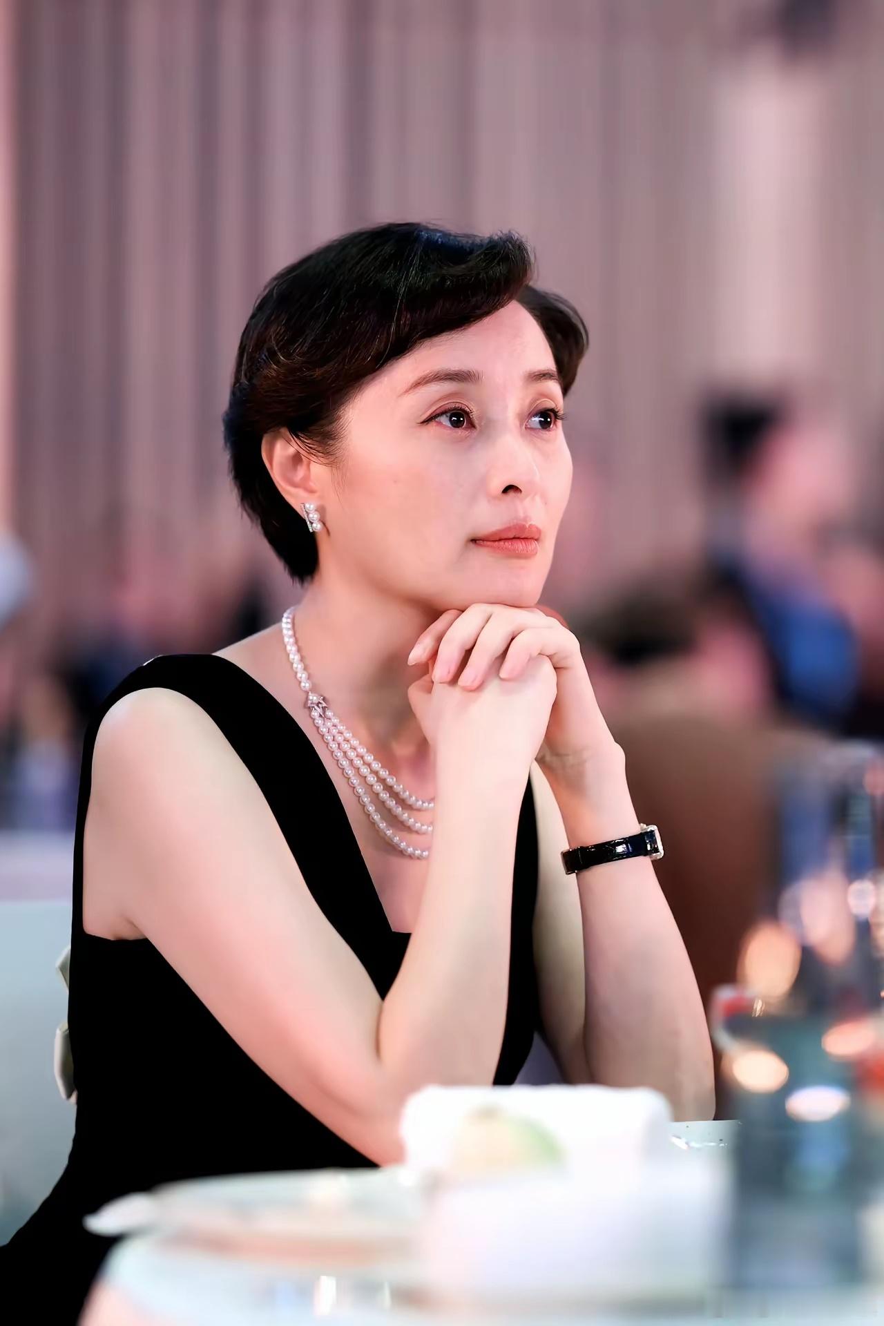 看见她出现在白玉兰晚会，就知道蒋勤勤、陈建斌夫妻不会来了，都是因为年轻时的风流债