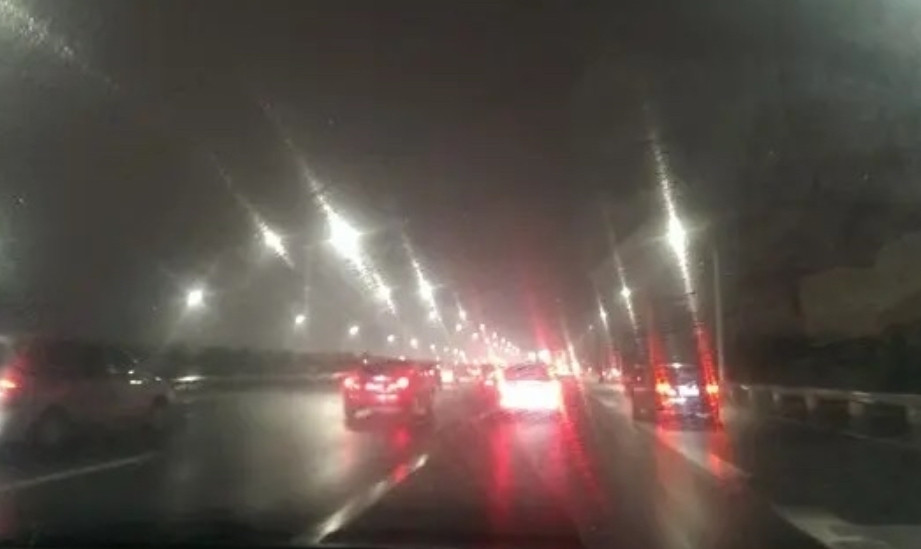 昨天晚上高速回程途中，遇见大雨，能见度极差，很多车纷纷打起了双闪，我问坐在副驾的