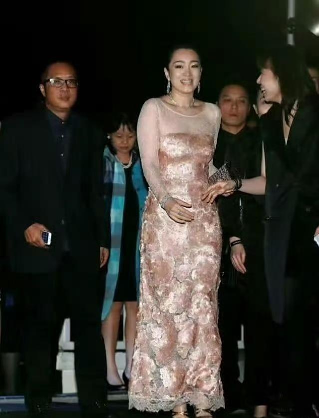 天呐！巩俐这才是真正的“肥而不腻”啊！她穿着亮片紧身裙，那S曲线简直太绝了，完美