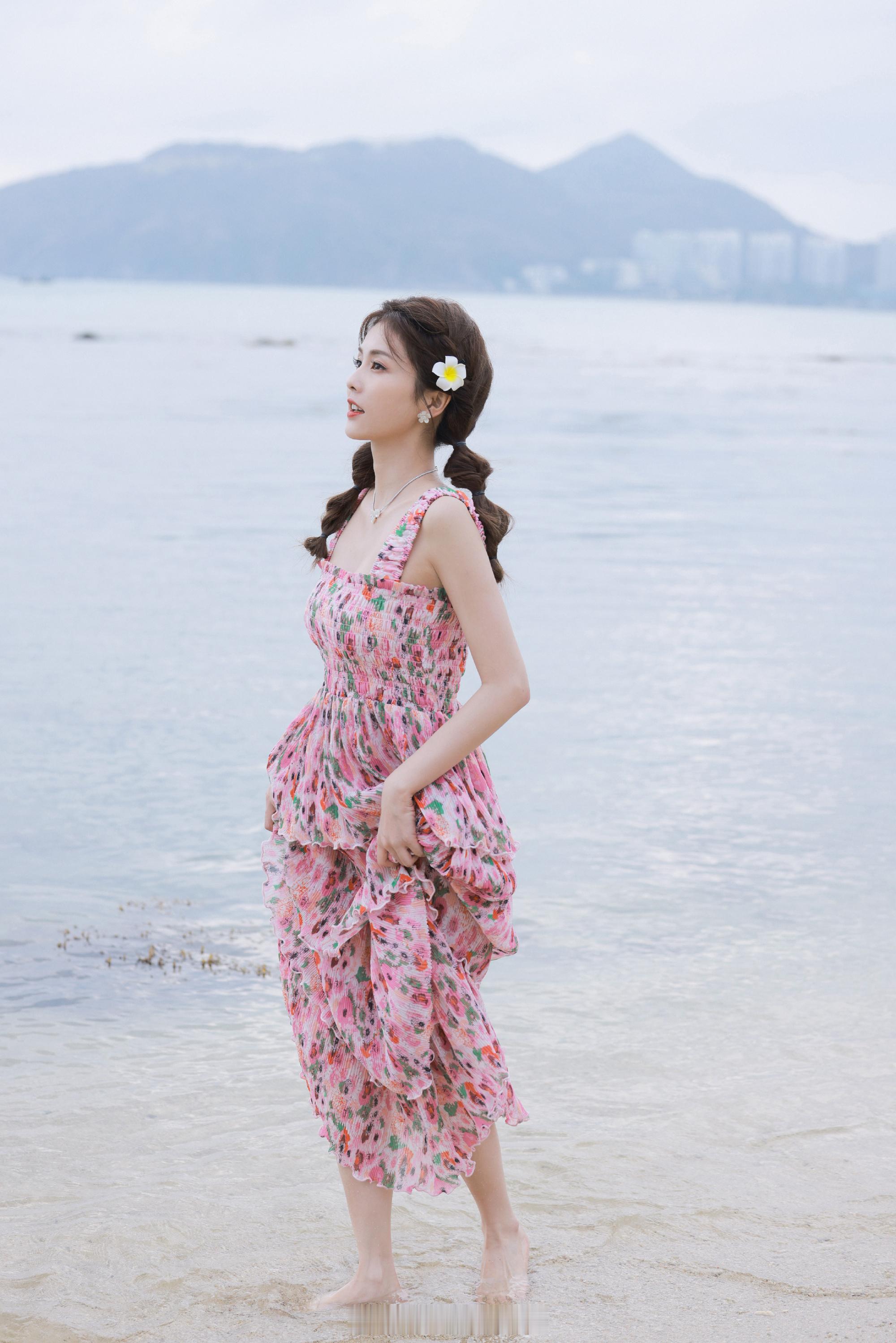 白鹿碎花吊带甜美可人