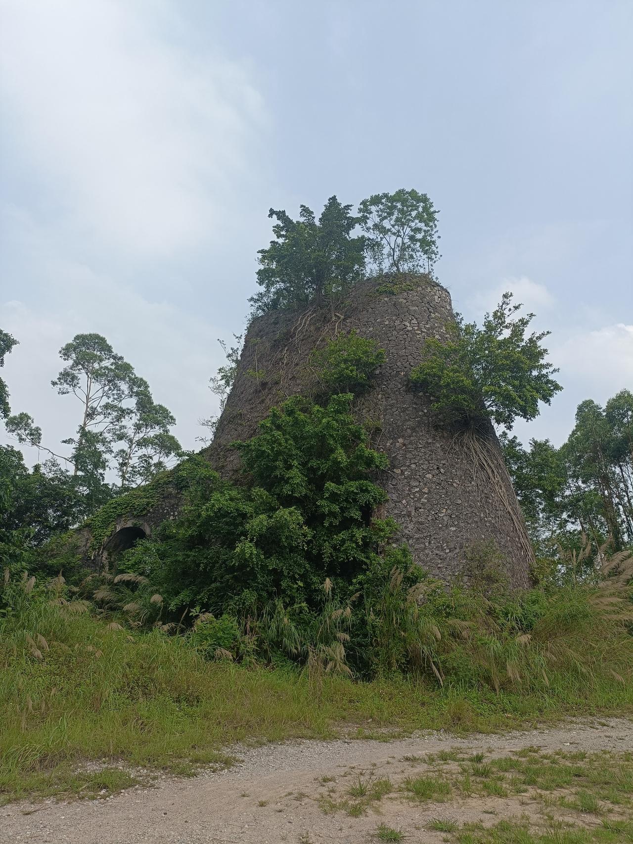 旧窑在桂平三江口，三角嘴对面的江边，看到有一个高大的旧建筑，样子很像一个