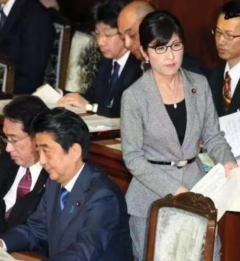 日本为什么首相和内阁换来换去，可国家却一直很稳定？原因其实很简单，首相不过是个摆