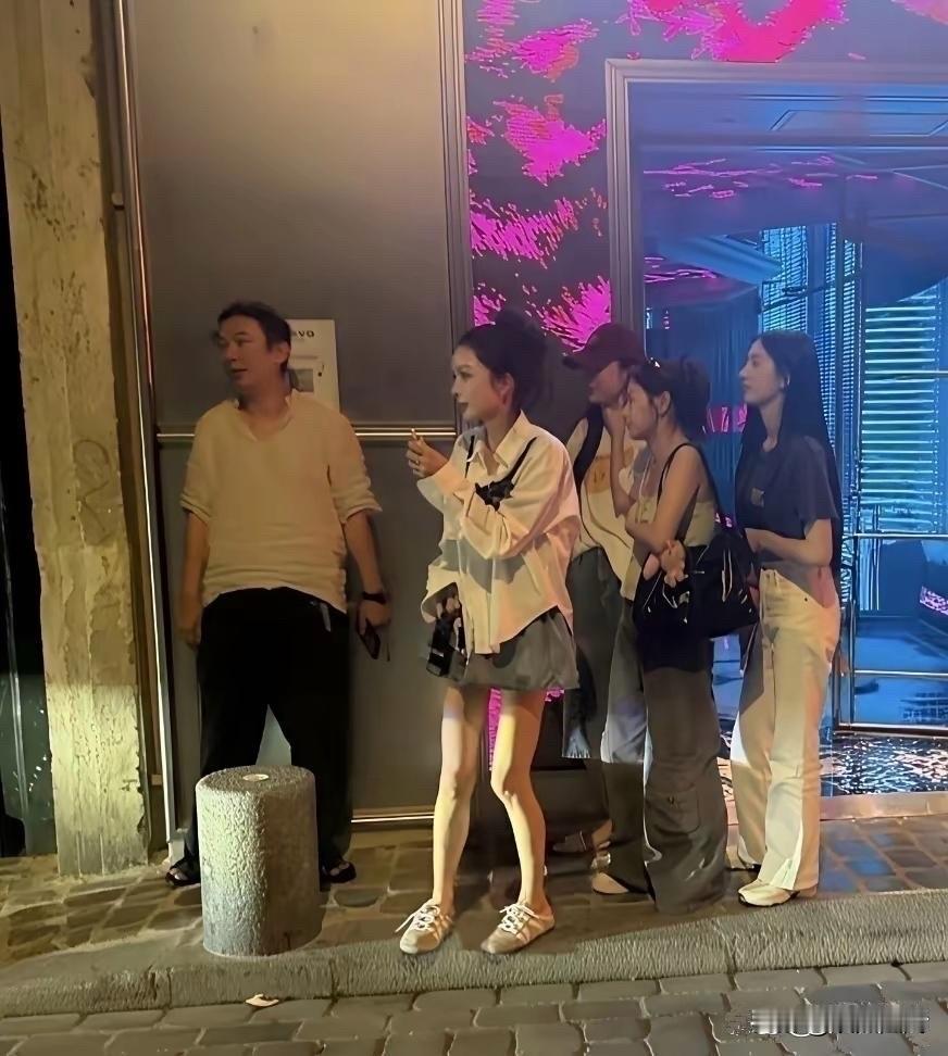 终于明白王思聪为啥每天精神萎靡了吧，就这你能受得了？一次性带4个美女，他也不怕把