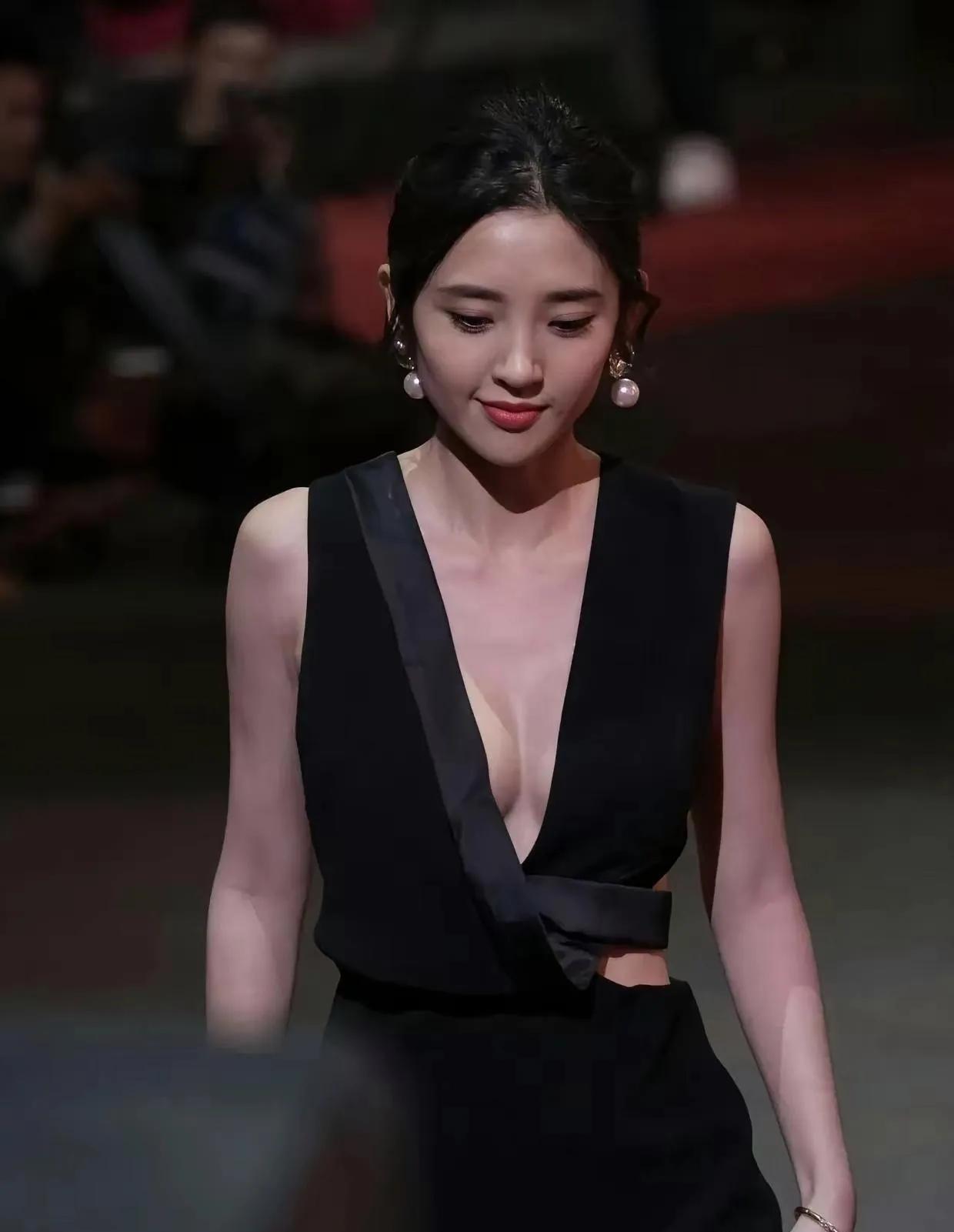 唐艺昕这状态真的美到失语！黑色深V长裙勾勒曼妙曲线，骨感和肉感平衡得刚刚好，红毯