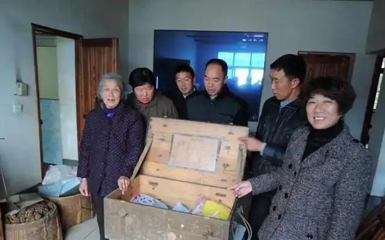 1984年，开国少将钟伟病重住院，大将黄克诚去看他。聊天时，黄克诚问钟伟，老家还