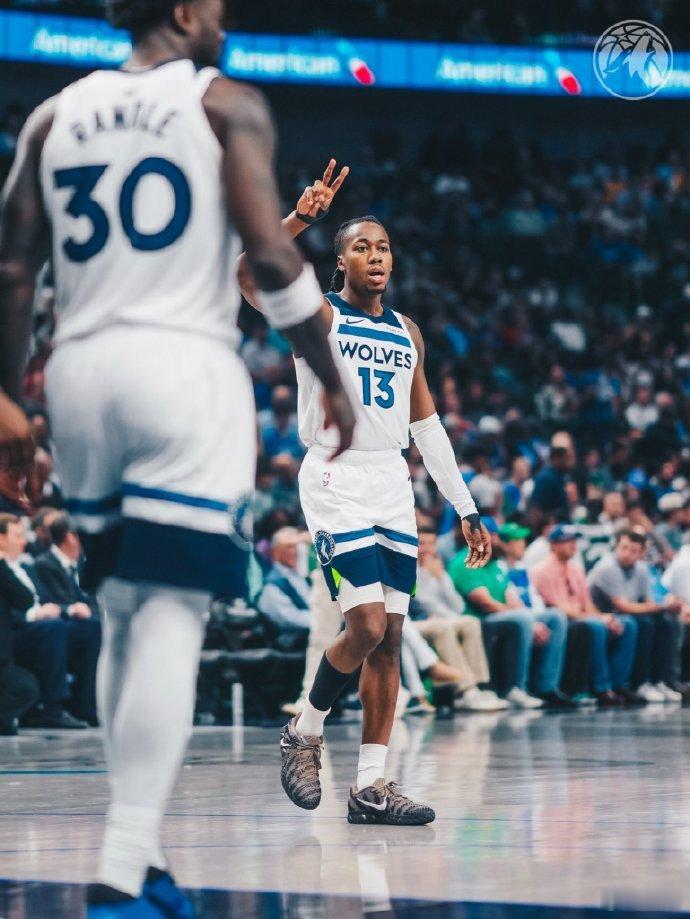 我记得初中教学楼走廊里挂的警句：海阔凭鱼跃，天高任鸟飞。多森姆顶着3年2100万