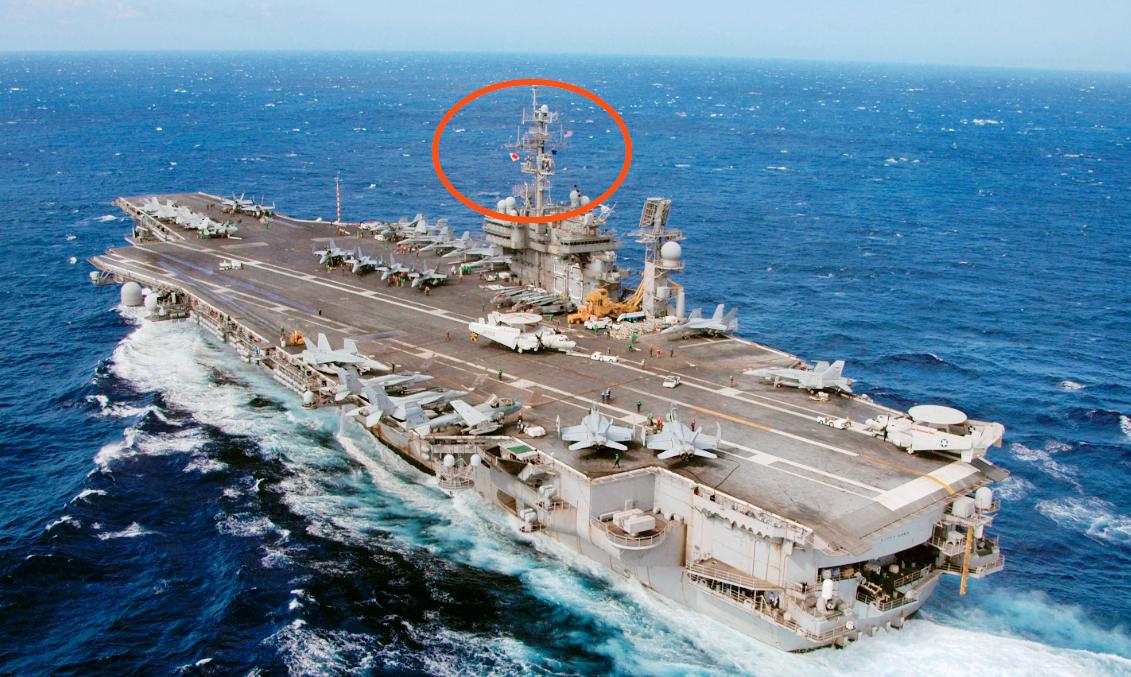 1995年，“美国”号航母正在阿拉伯海航行，一士兵独自到舰艉露天平台纳凉，岂料，