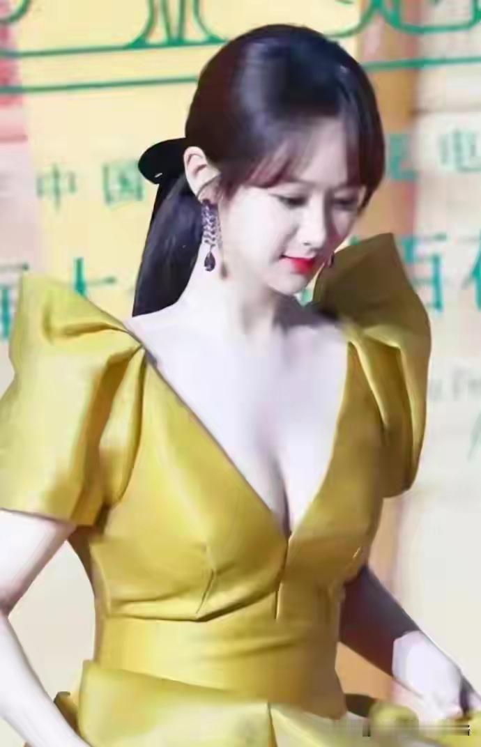 杨紫的“蝴蝶胸”火了！清纯又性感！