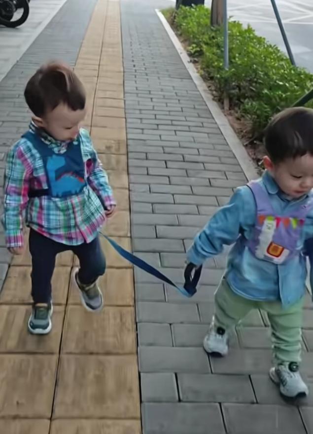 叶海洋从不给双胞胎买同款衣服。街拍里，穿格纹的欧文，眼神像只小豹子，下一秒就要