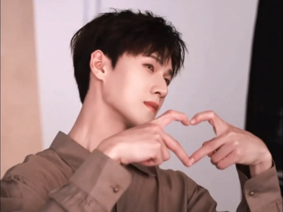 李昀锐小林好漂亮啊这脸真的权威养眼！😍