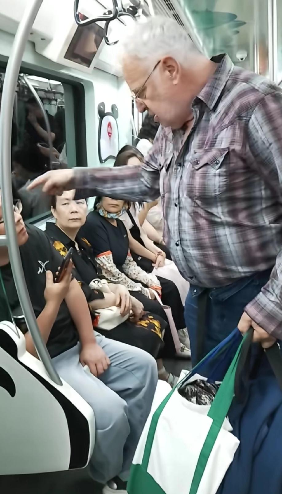 四川（发布），一地铁车厢内，一大腹便便、满头白发的白人男子，对着男子身后可能有的