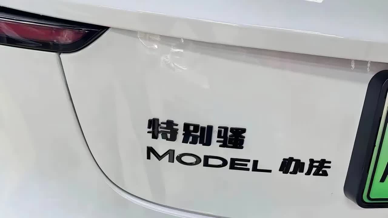 贴车贴，是用幽默掩饰路怒吗？真的搞不懂，都是哪些人会干这样的事？特别