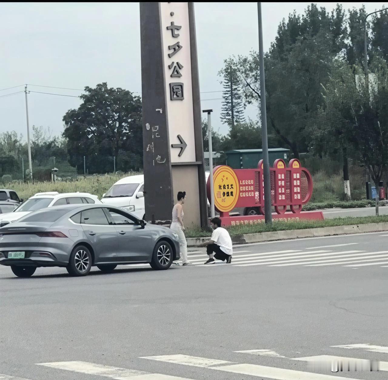 西安昆明池情侣大打出手。网友拍摄的画面，在西安昆明池七夕公园，两个正在驾车行