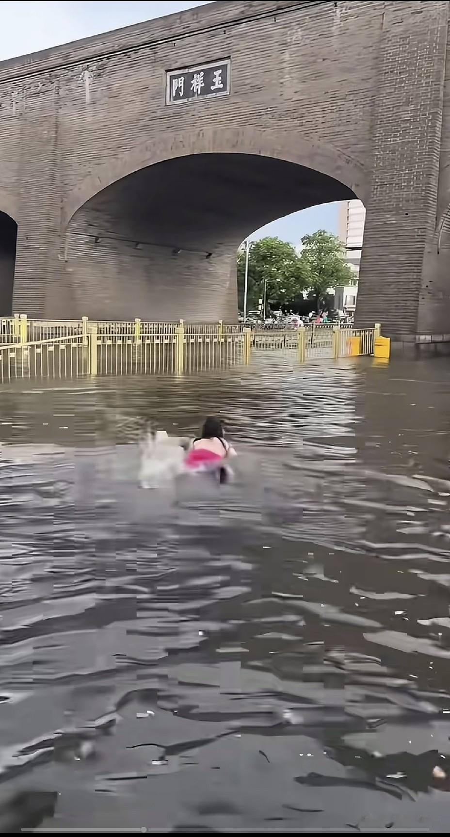 刚看到西安大暴雨，玉祥门有个女的在积水里游泳，这是真的吗？这次降雨