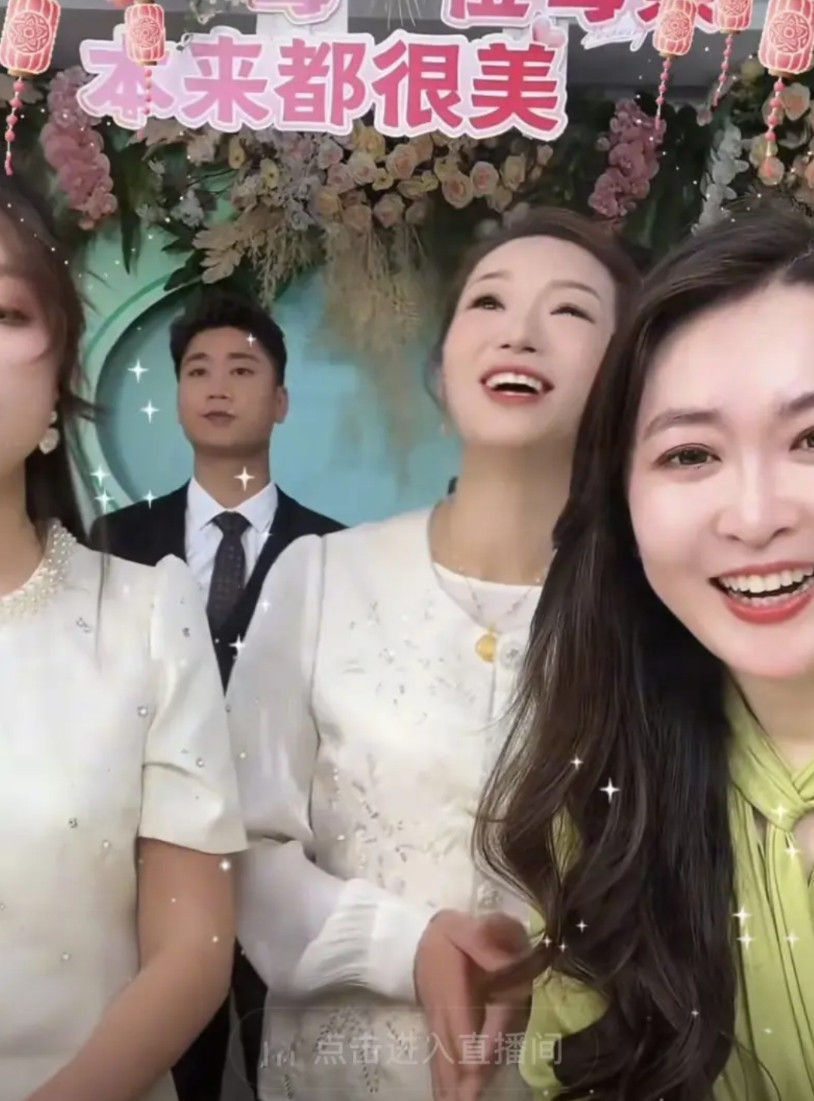 哇，一家子人，播了一天哇，每场打开看都是10万+哇，谢妈妈常常是笑脸相迎，说