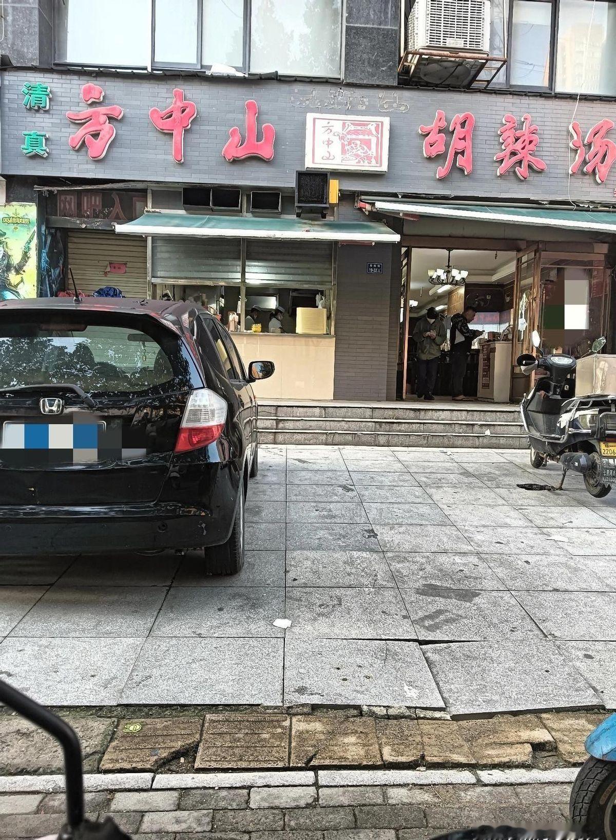 一位外卖父亲，重感冒，头晕喉咙痛。国庆8天长假就在眼前，他还是选择打开软件，上