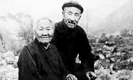 1956年3月，山东临沂沂南县公安接到举报：有个卖烧酒和狗肉的老汉，经常在山里转