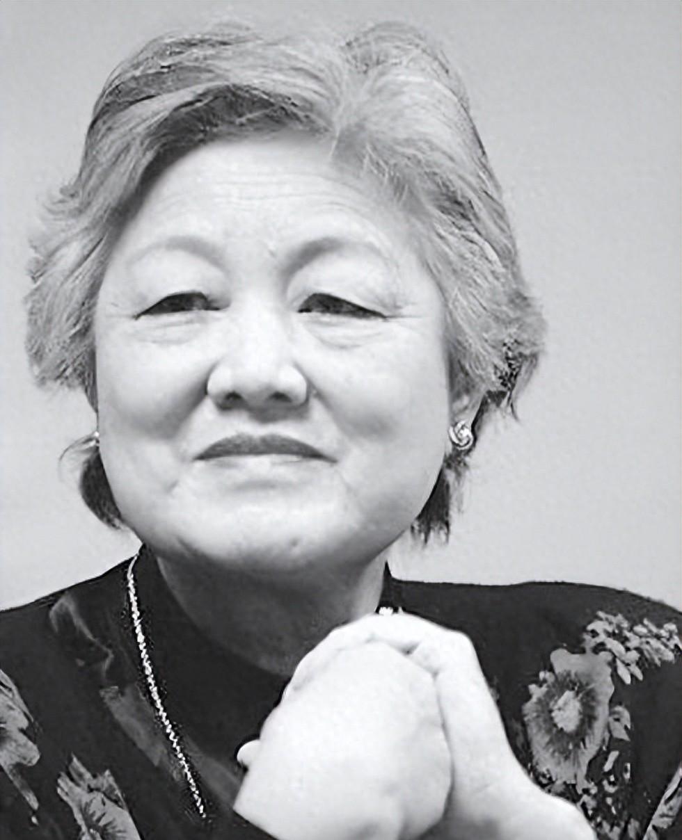 章含之2008年去世前留下遗言，洪晃感叹妈妈聪慧，究竟她为何这样评价母亲？19