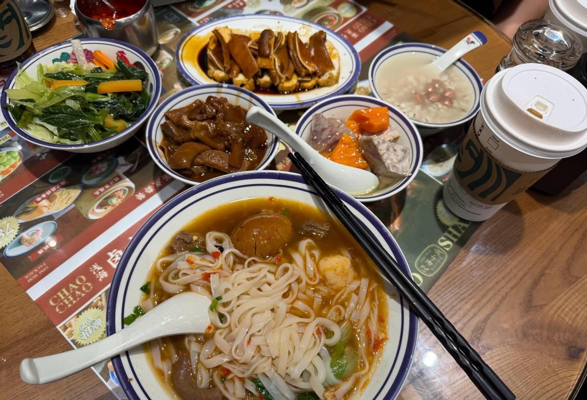 李小冉又双叒叕晒美食了！这次发的是一组吃甜品、蛋挞的照片，配文直接认怂：“太放纵