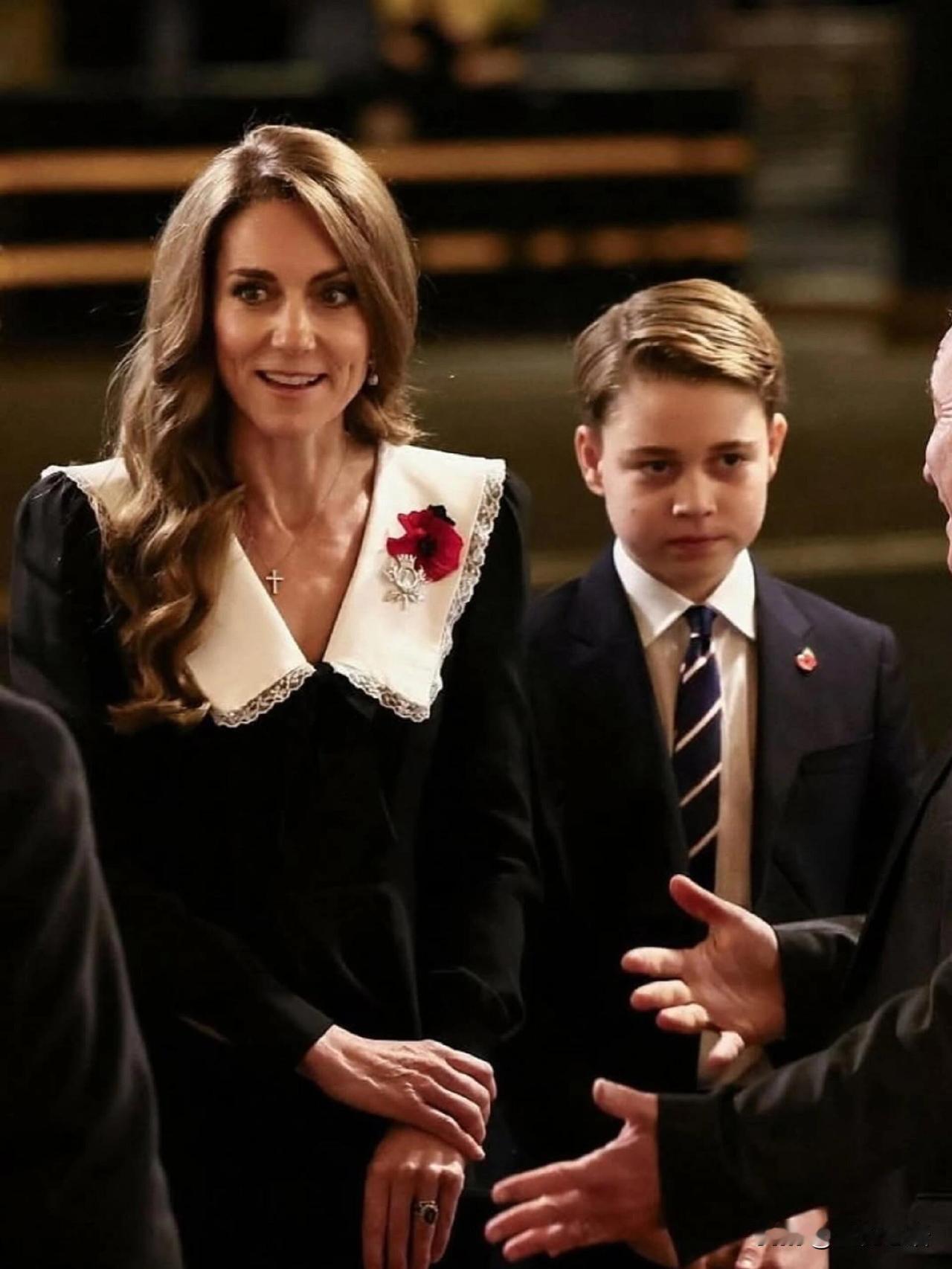 12岁乔治王子跟妈妈凯特王妃一起“上班”啦！大英王室的小继承人正式出公务咯～