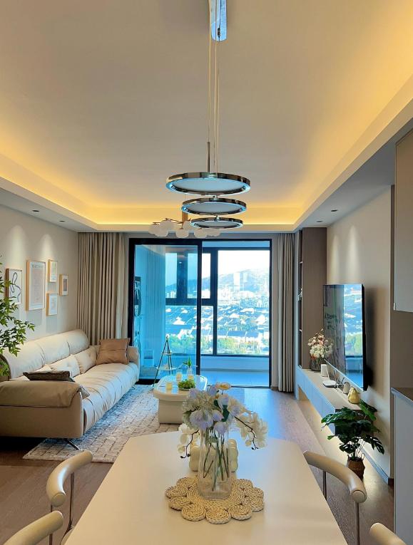 昨天去看二手房，我一眼就认出来了——纯纯串串房。中介还跟我吹：装修快两年，房东