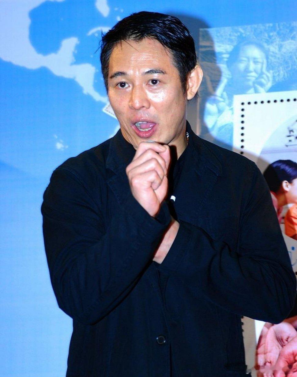 史泰龙当年在剧本上写：李连杰，身高短板，近战吃亏。他让一米九的龙格尔把李连杰摔了