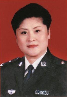 1988年，女刑警王玉荣被绑上出租车，歹徒用匕首抵住了她的脖子，可王玉荣不仅不怕