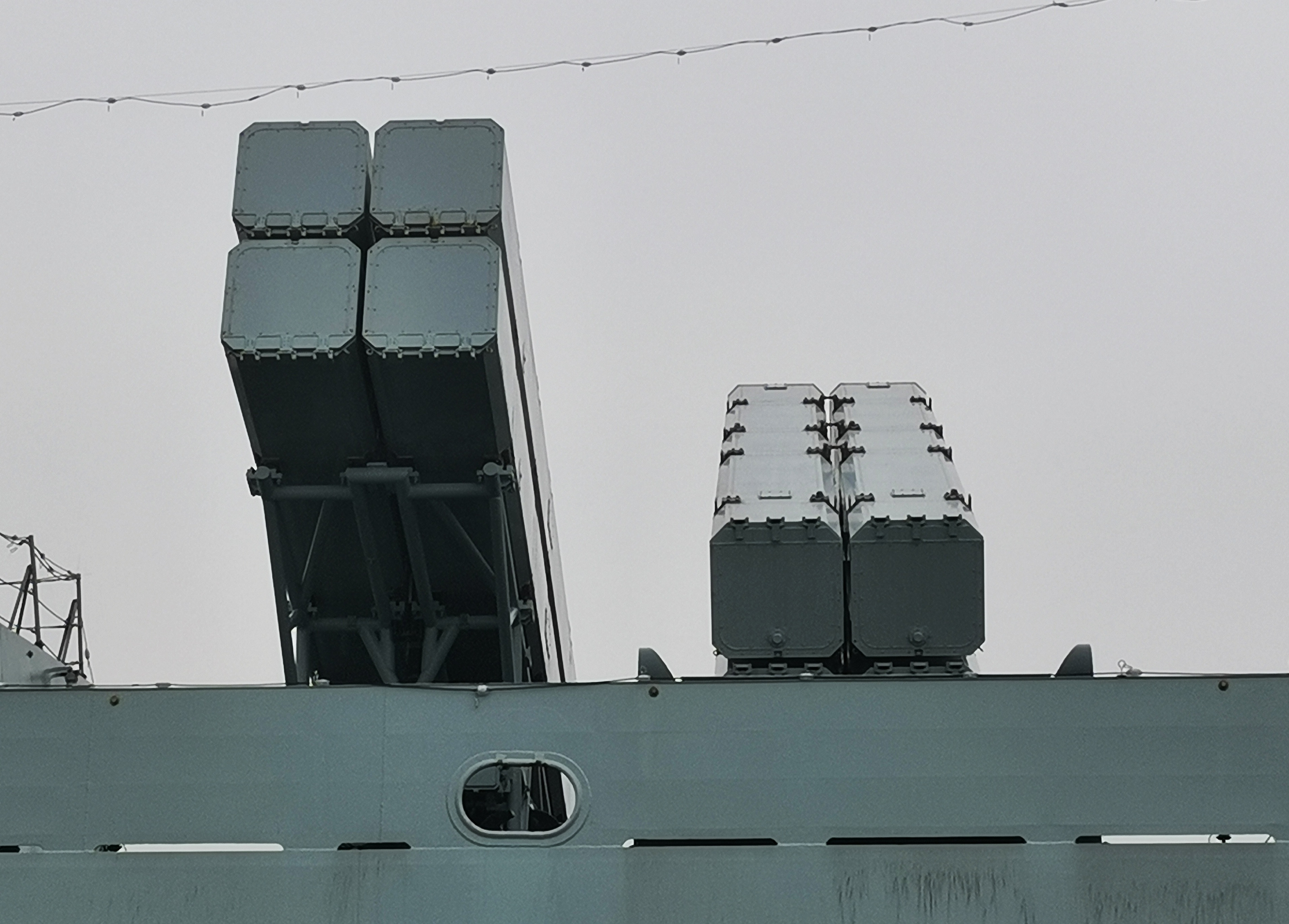 鹰击-12在现代级、052B、051B图2-3为俺手机亲拍，画质凑合着看烽火问鼎