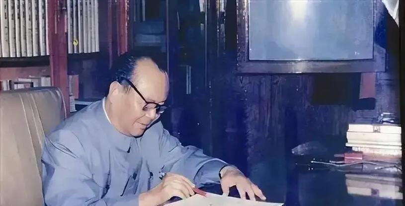 1977年，粟裕在广州休养，总政治部主任韦国清突然登门，家人劝换衣裳，粟裕说：我