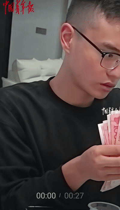 “笑不活了！”贵州六盘水，哥哥考上一本大学，爷爷奖励5000元。没想到，在一旁吃