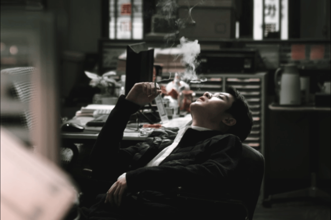 檀健次符龙飞抽烟在没有违法规定的情况下就不必过度盯着了，实在想看檀健次抽烟，那么